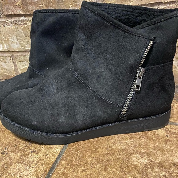 Boots ,fuzzy - Picture 2 of 2